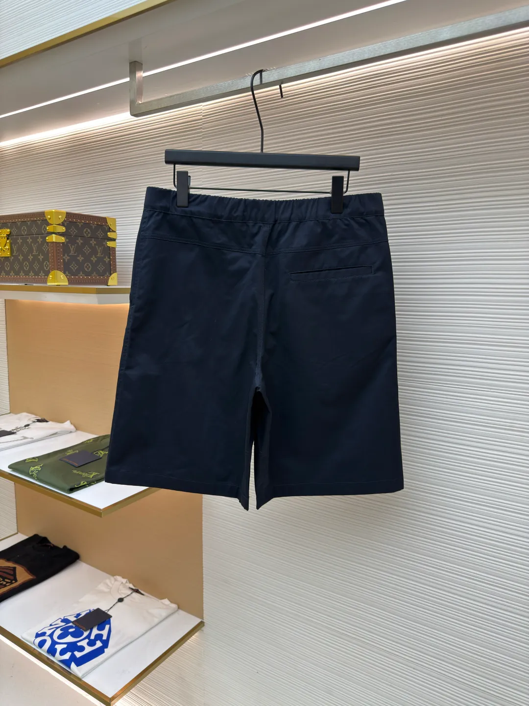 LOUIS VUITTON alloy waist button shorts ●Authentic product: 8000 purchased and developed ●Item number: 1680554-B05 ●Fabric: silk cotton fabric ●Technology: singeing ●Version: fitted version ●Weight: about 335 grams ●Size: 44-46-48-50 ●Description: The fabric is made of 60s*60s twill imitation Tencel cotton. The gray fabric is singed and then mercerized and then dyed in an air flow cylinder. The finished fabric has a satin luster like Tencel. It is matched with a small mesh lining made of 75D nylon. The mold is made to customize the aluminum alloy hardware. Six-hole screws are assembled manually. The aluminum alloy is tinned and colored by electroplaters. The surface shows brushed waterfall lines, and a rectangular puller with logo is used in the front and center. The overall wiring is straight and delicate, the fabric is comfortable and soft, and the color is consistent without color difference. It can be matched with the same style to create a fashionable look and control various occasions. Customized accessories, complete with three standards, same style for men and women!